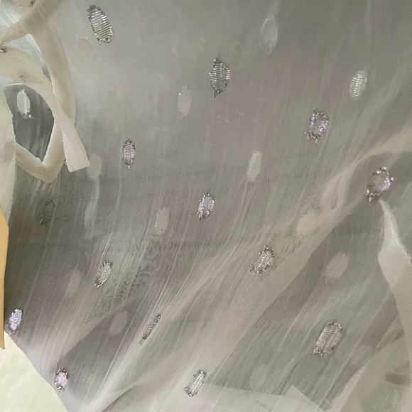 Chic White Ruffled Blouse - Picture 4 of 4